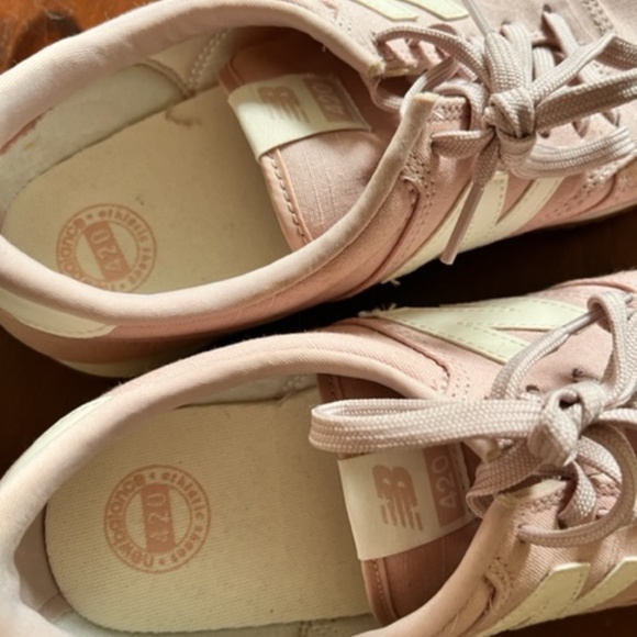 New Balance 420 pink sneakers size 10 - Picture 4 of 7